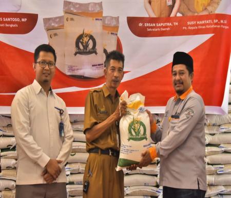 Launching beras cadangan pemerintah di Pemkab Bengkalis.(foto: zulkarnaen/halloriau.com)